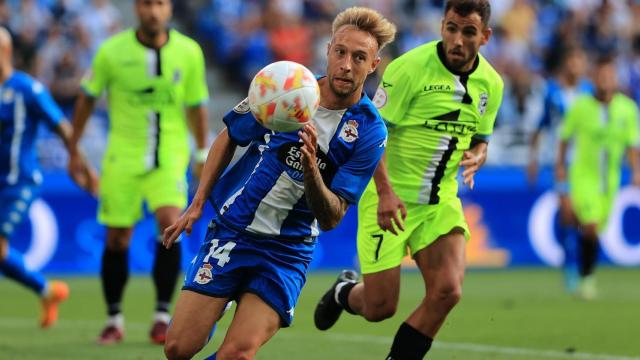 Víctor Narro en un lance del partido del Deportivo ante el Linares.
