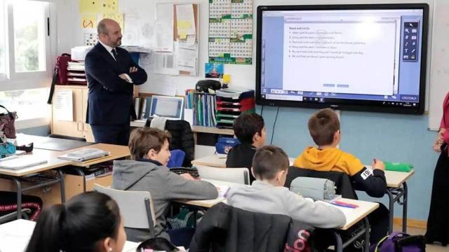 Las cuatro preposiciones nuevas de la RAE que no estudiaste pero sí  lo harán tus hijos