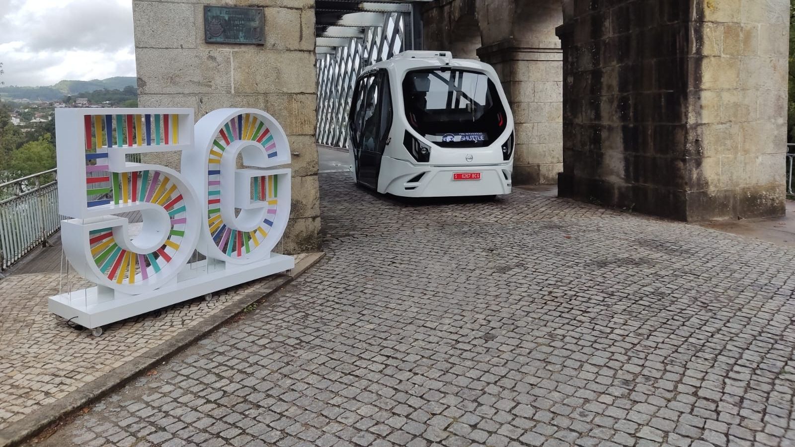Vehículo autónomo diseñado por el CTAG en el Puente Internacional entre Tui y Valença.
