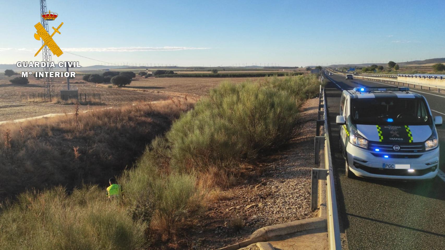 Agentes de la Guardia Civil auxiliando al hombre que había caído por el terraplén.