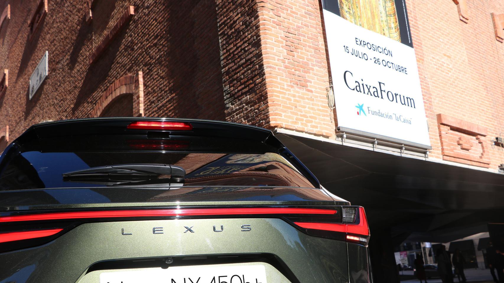 El Lexus NX en los alrededores del CaixaForum de Madrid.