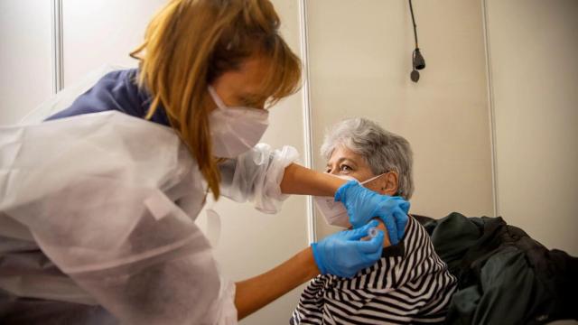 Un sanitario administra la vacuna contra la gripe.