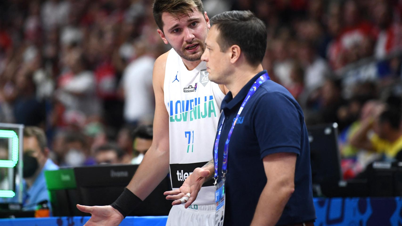 Luka Doncic habla con su seleccionador Aleksander Sekulic