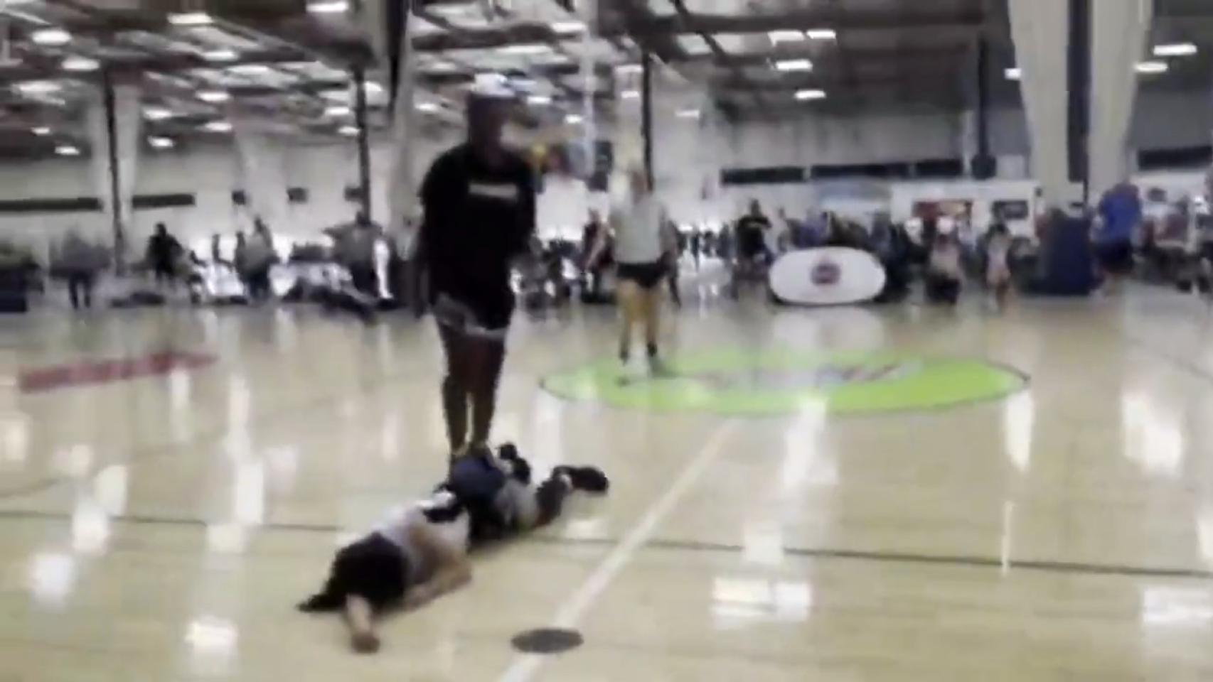 Escándalo en el baloncesto americano: la hija de un exNBA agrede a una rival por orden de su madre