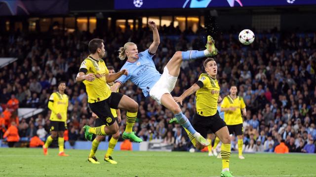 Erling Haaland marcando su gol a lo Cruyff ante el Borussia Dortmund