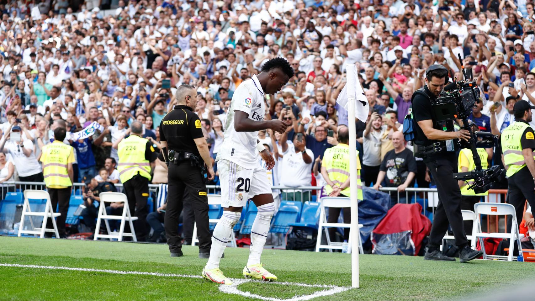 Vinicius Júnior, bailando para celebrar un gol del Real Madrid en el Santiago Bernabéu
