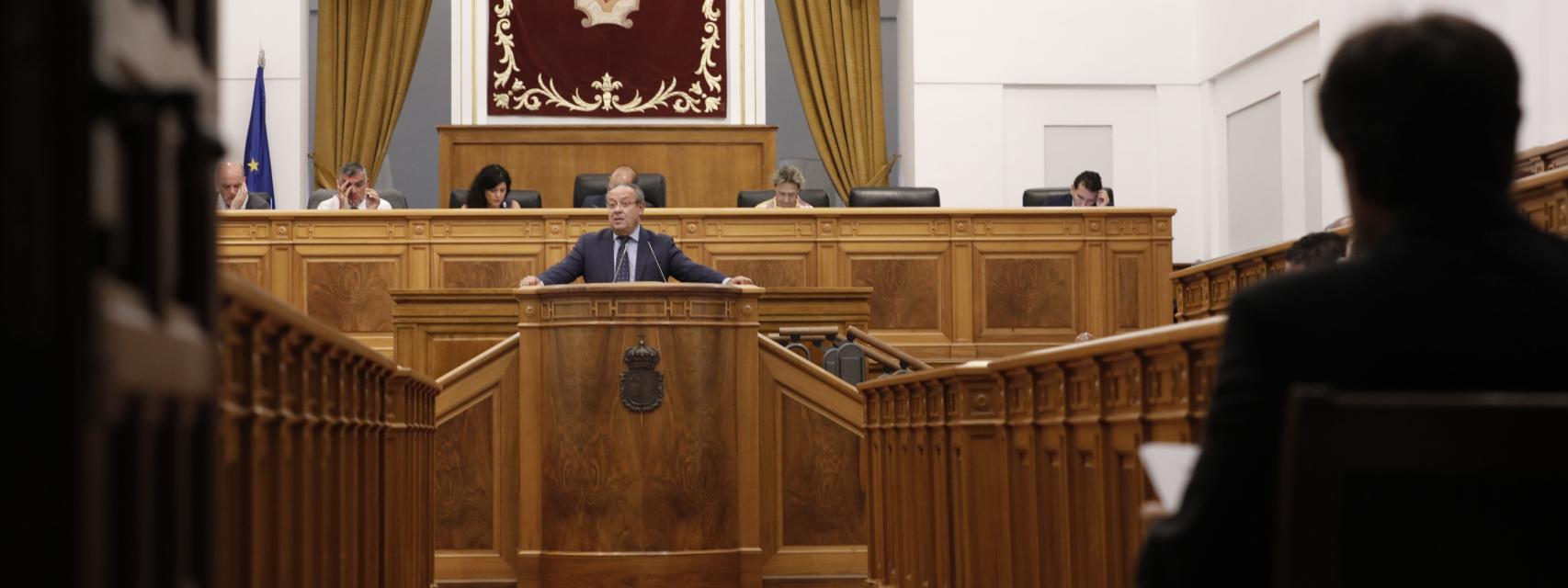 El consejero Juan Alfonso Ruiz Molina durante su intervención en el pleno.