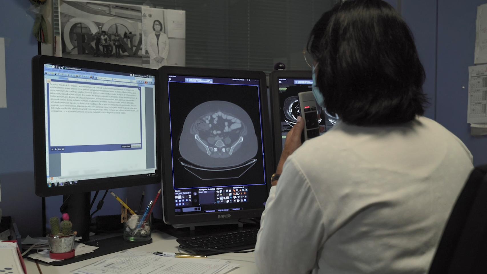 Una médico utilizando Invox Medical.