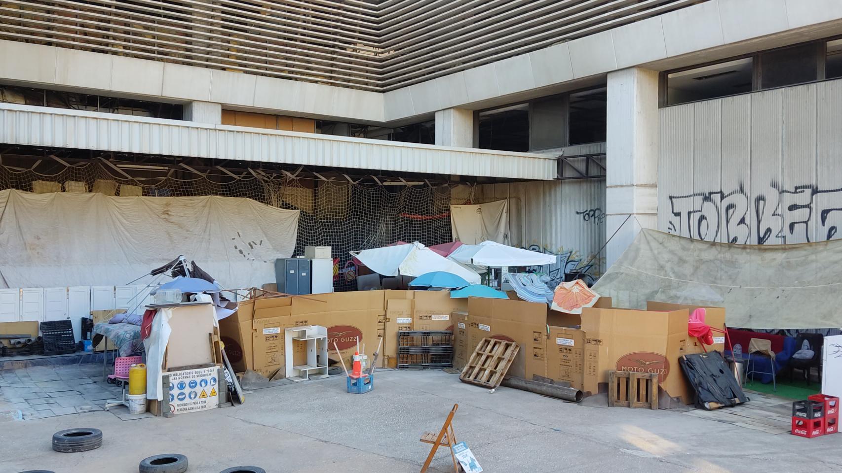 Imagen tomada este jueves del asentamiento okupa en el edificio de Correos, en Málaga.