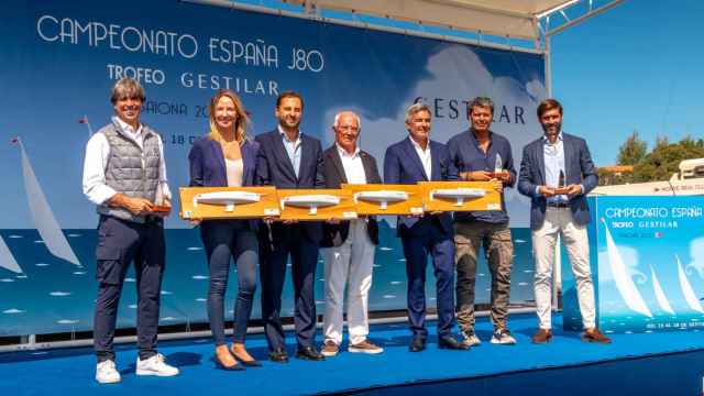 Las autoridades asistentes al acto posan con los trofeos del campeonato.