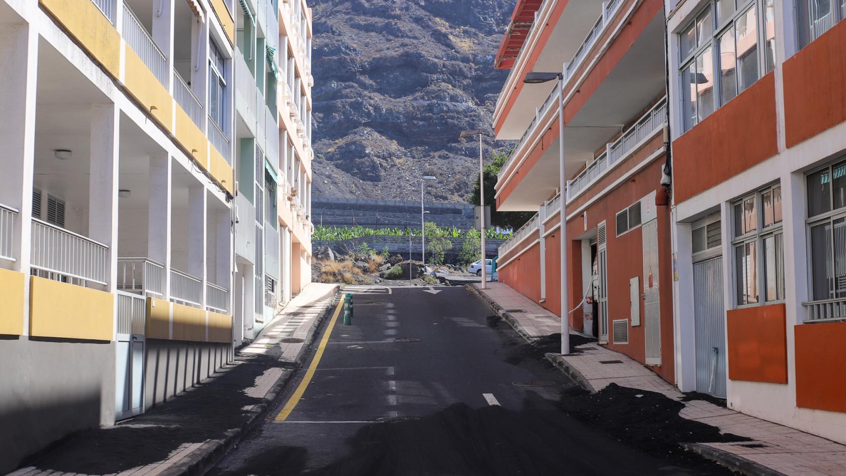 Los operarios miden la calidad del aire antes de anunciar a los vecinos que todavía no pueden entrar en sus casas.