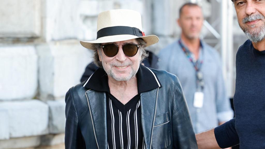 Joaquín Sabina posa en el hotel María Cristina de San Sebastián.