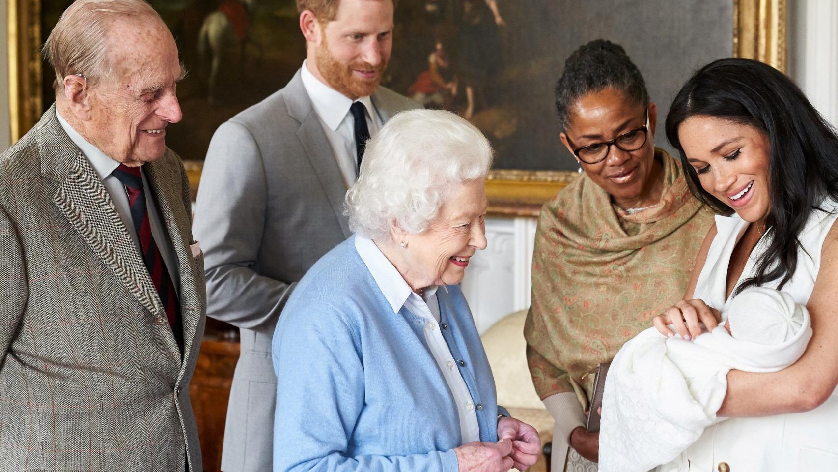 El príncipe Harry y Meghan Markle, junto a la madre de esta, Doria Ragland, enseñan a su recién nacido Archie a Isabel II y su esposo el duque de Edimburgo, el 9 de mayo de 2019 en el castillo de Windsor.