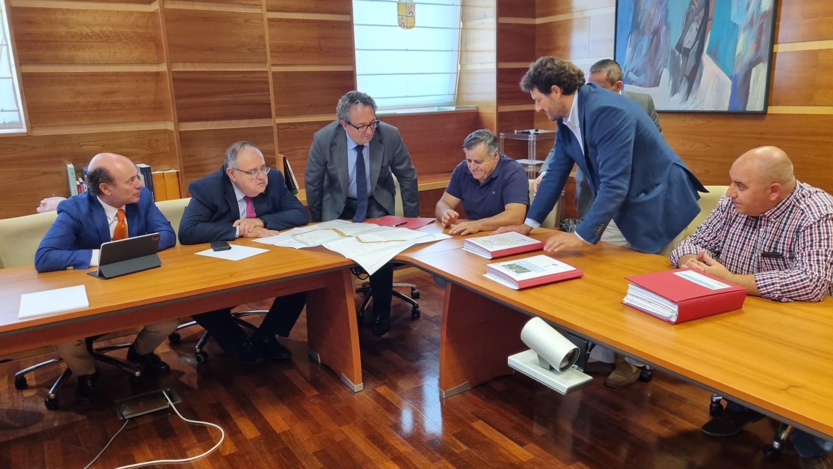 El consejero de Sanidad se reúne con el alcalde de Villaquilambre
