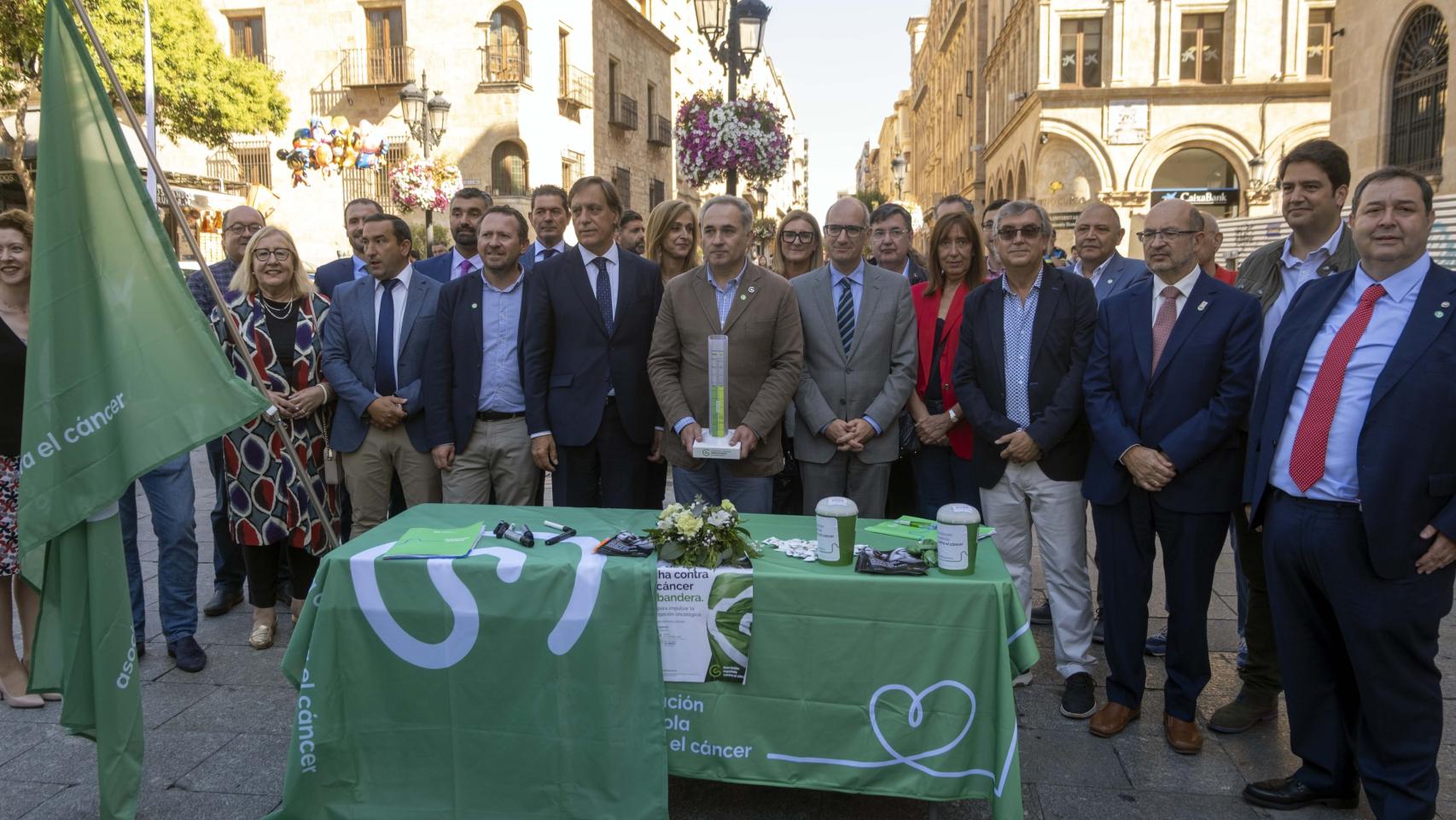 La Junta Provincial de la Asociación Española Contra el Cáncer en Salamanca celebra una concentración