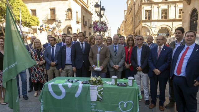 La Junta Provincial de la Asociación Española Contra el Cáncer en Salamanca celebra una concentración