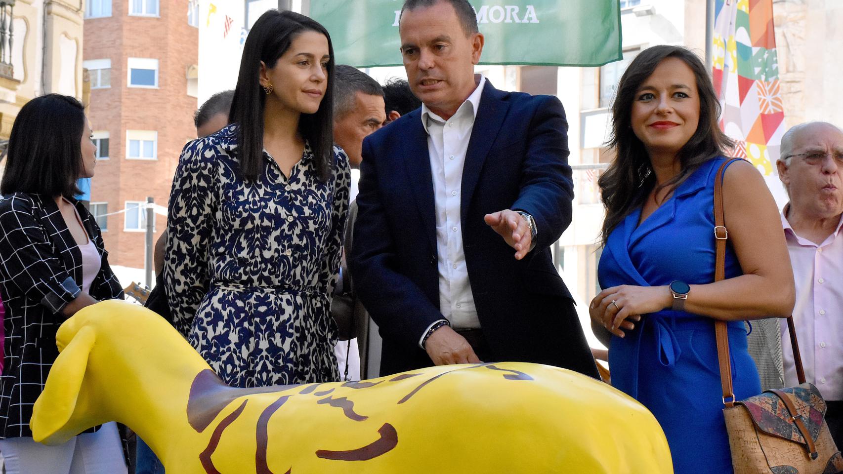 La presidenta de Ciudadanos, Inés Arrimadas, junto al presidente de la Diputación de Zamora, Francisco Requejo y la secretaria de Cs en Castilla y León, Gema Villarroel