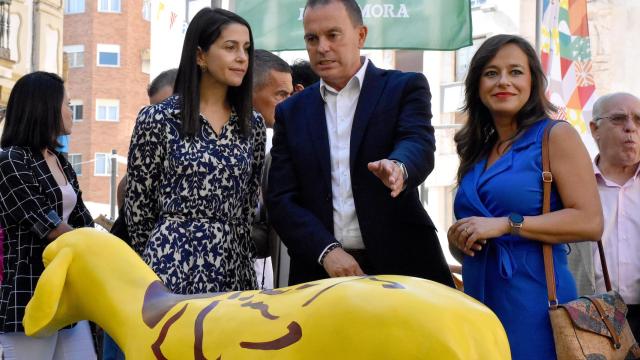 La presidenta de Ciudadanos, Inés Arrimadas, junto al presidente de la Diputación de Zamora, Francisco Requejo y la secretaria de Cs en Castilla y León, Gema Villarroel