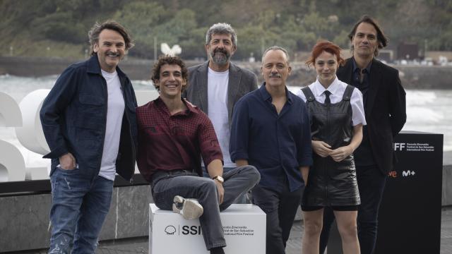 El equipo de 'Modelo 77': Fernando Tejero, Miguel Herrán, Alberto Rodríguez, Javier Gutiérrez, Catalina Sopelana y Rafael Cobos (guionista). Foto: Javier Etxezarreta / Efe