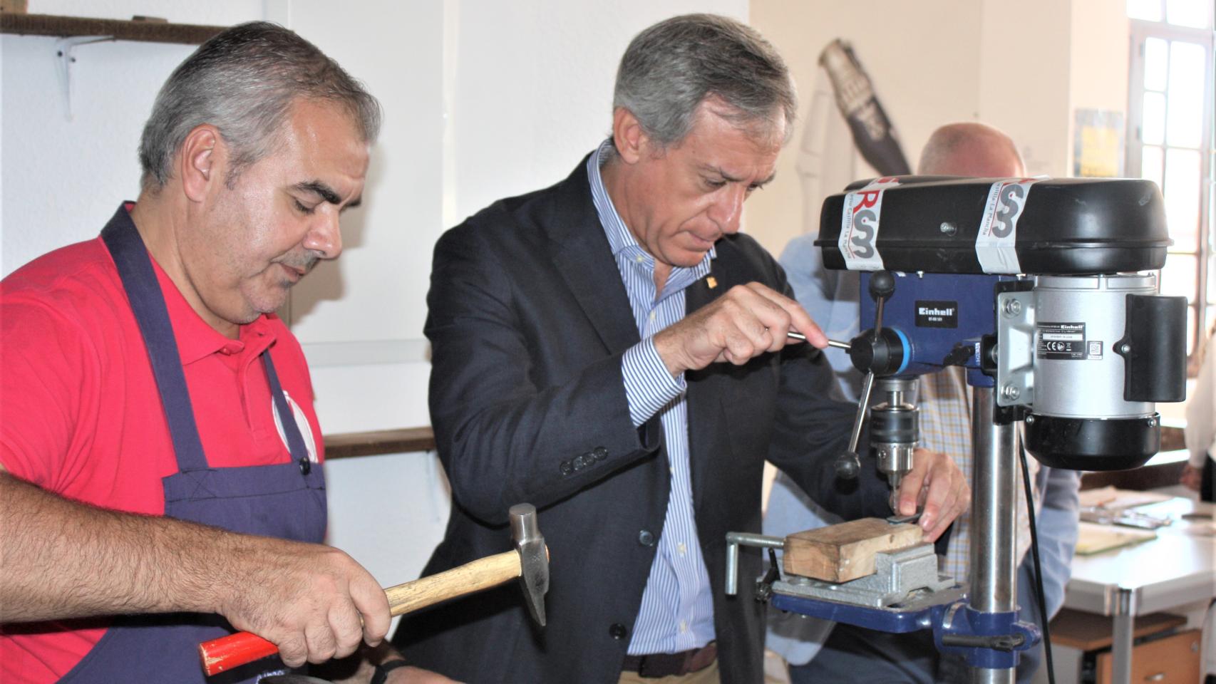 El presidente de Eurocaja Rural visita las casetas de APRECU y ASPRONA en la Feria de Albacete