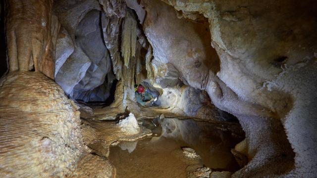 Un investigador dentro de la Cueva de las Estegamitas.