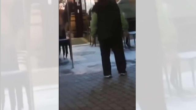 Un hombre amenaza a viandantes en Carballo por su tapa de tortilla.
