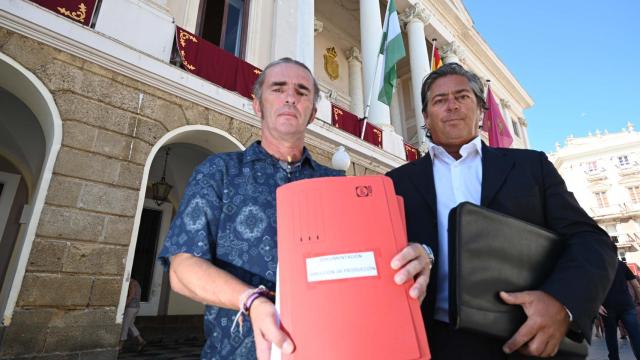 Juan José Cacheda (i) y su abogado, Luis Alfonso Pérez Nogués, con los expedientes frente al Ayuntamiento.