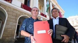Juan Cacheda (i) y su abogado, Luis Alfonso Pérez Nogués, con los expedientes frente al Ayuntamiento.