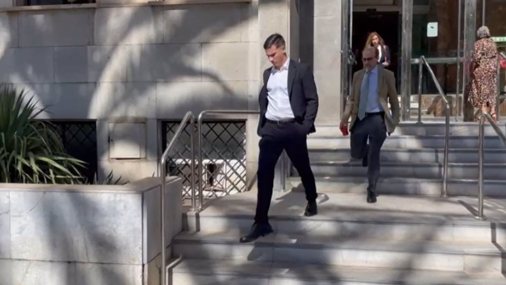 Santi Mina sale de la Audiencia de Almería tras comparecer por sorpresa en persona.
