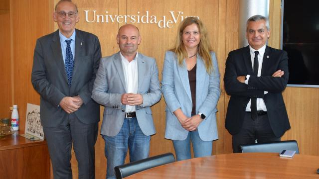 Firma del convenio entre la UVigo y el Concello de Covelo.