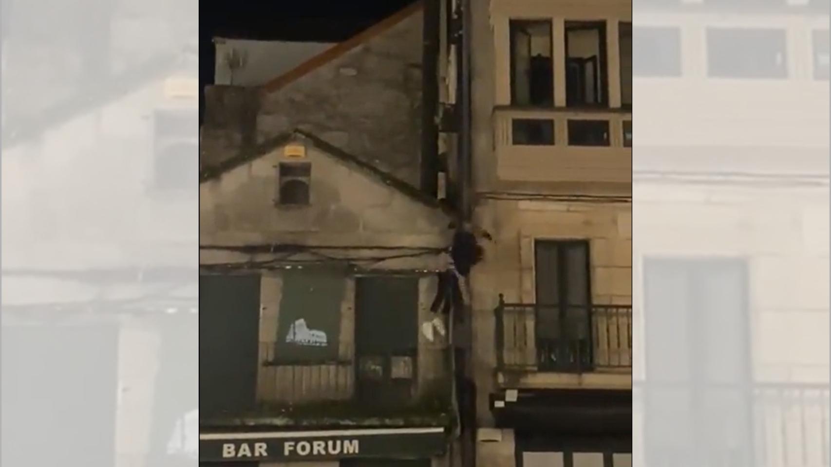 Susto en la noche universitaria de este jueves en Pontevedra, cuando un joven se descolgó por la fachada de un edificio del centro de la ciudad y perdió el equilibrio.