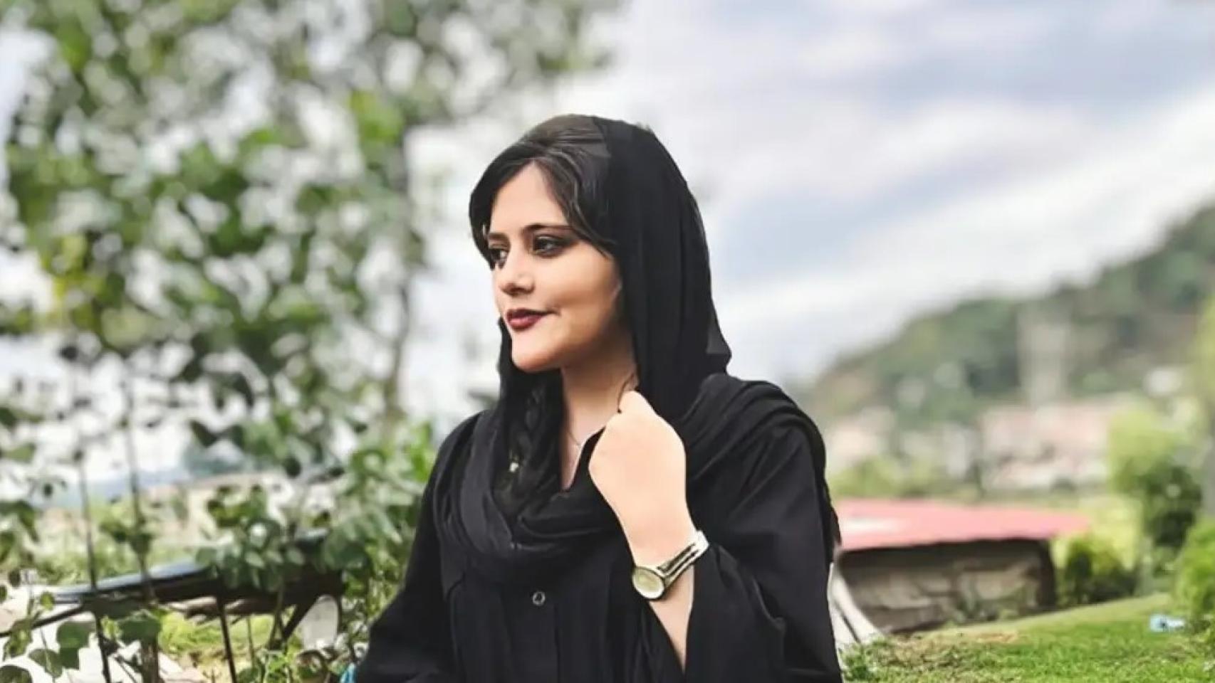 Mahsa Amini, la mujer iraní detenida y asesinada por llevar mal el velo.