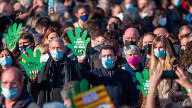 El presidente catalán, Pere Aragonès, asiste a una marcha por la inmersión monolingüe obligatoria en catalán.