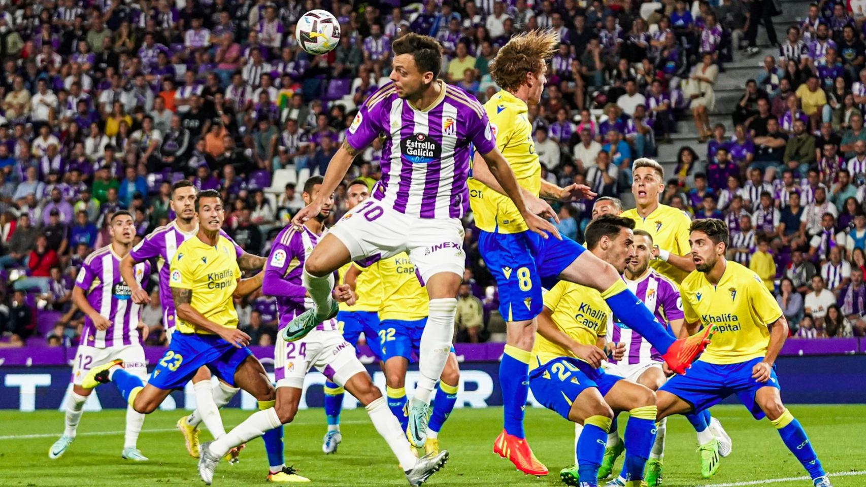 Óscar Plano y Alex Fernández pugnan un balón por alto.