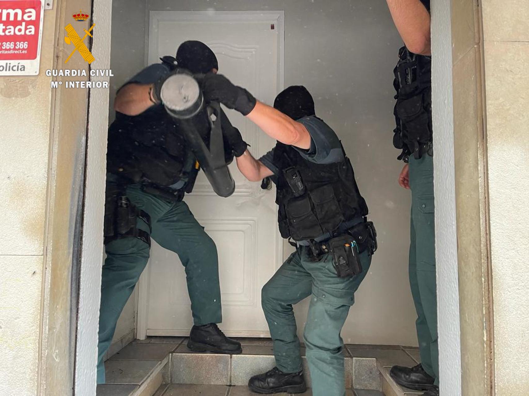 La Guardia Civil entrando al domicilio en la provincia de Salamanca.