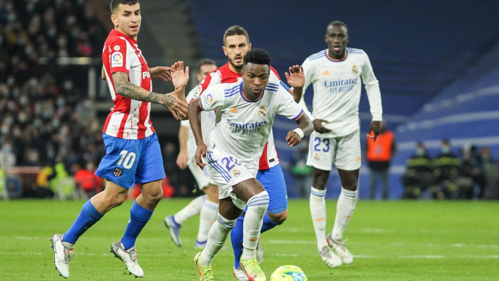 Koke persigue en una jugada a Vinicius