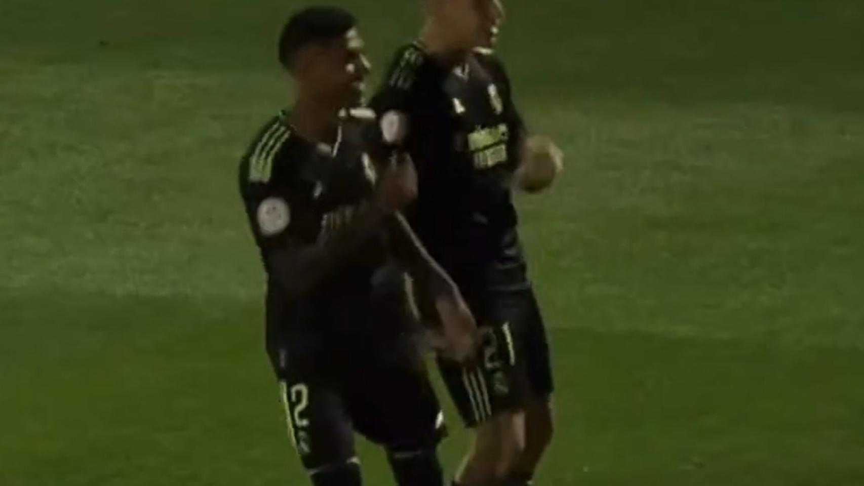 Iker Bravo y Vinicíus Tobias calientan el derbi: baile a lo 'Vinicius' para celebrar un gol