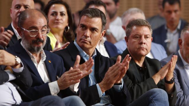 El presidente del Gobierno, Pedro Sánchez, entre Javier Lambán y Emiliano García-Page.