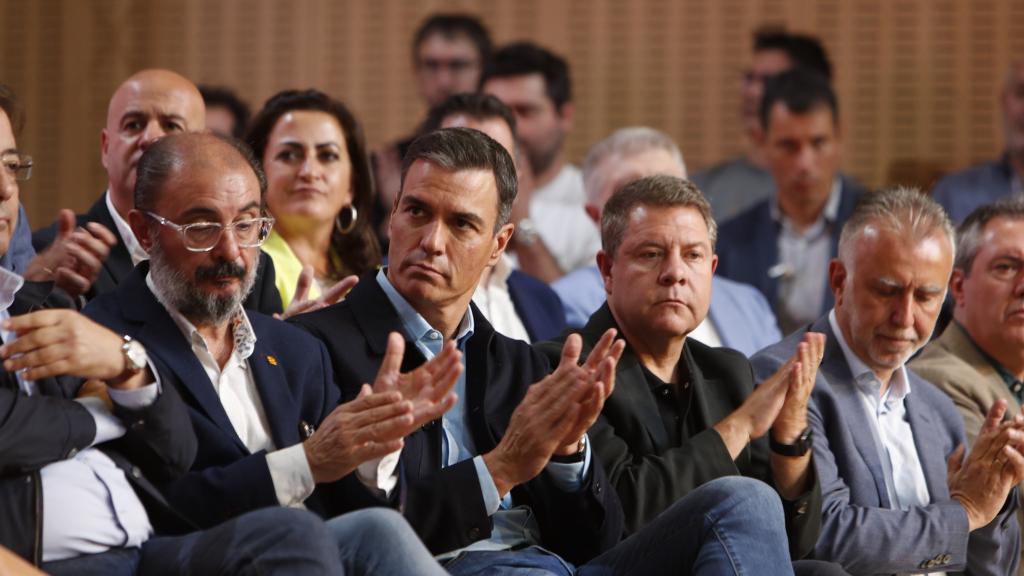 El presidente del Gobierno, Pedro Sánchez, acompañado de varios presidentes autonómicos.