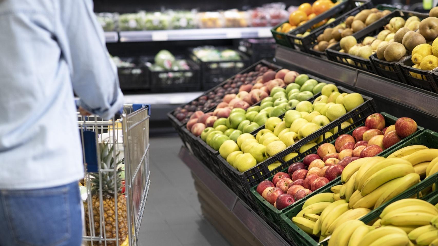 Lineal de fruta en un supermercado.