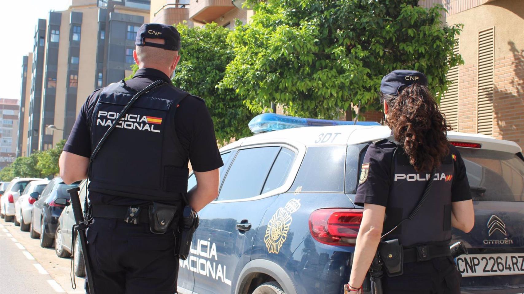Dos agentes de la Policía Nacional.