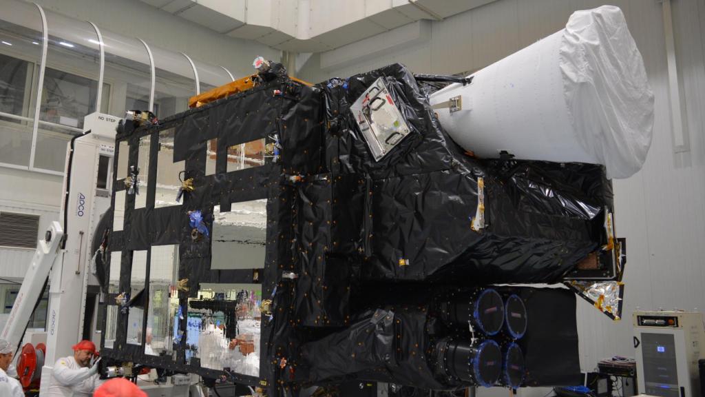 Satélite Meteosat en la sala blanca de Thales Alenia Space