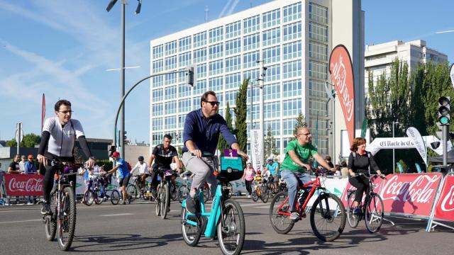 Óscar Puente durante el trayecto en bicicleta