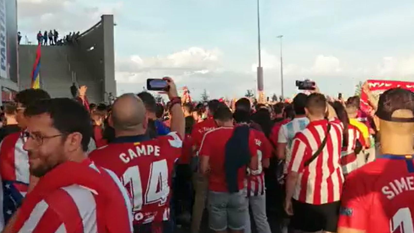 Cánticos racistas contra Vinicius en la previa de El Derbi