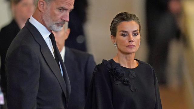 Los reyes Felipe VI y Letizia presentan sus respetos ante el féretro de Isabel II.
