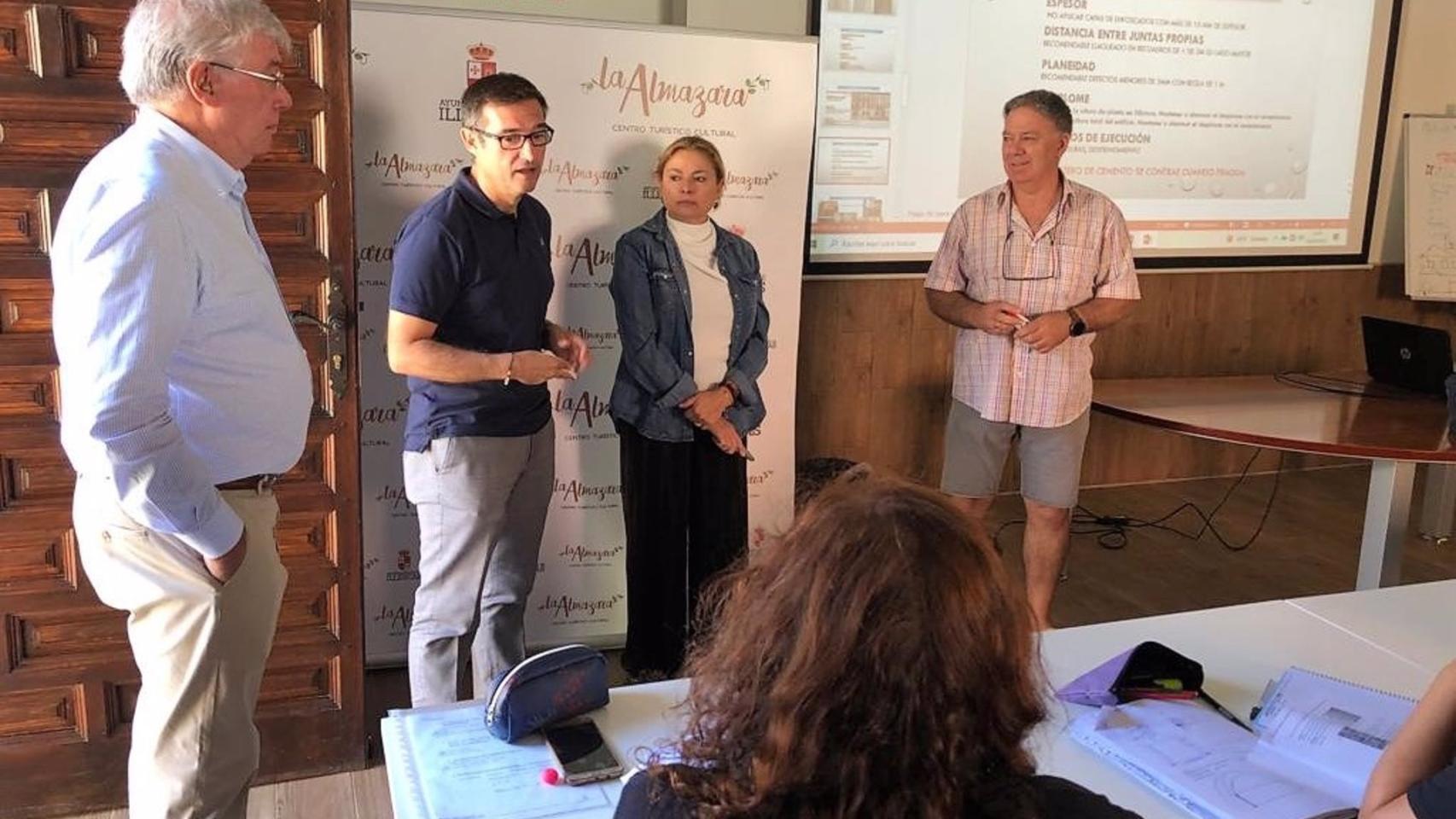 Visita del vicepresidente de la Diputación de Toledo, Fernando Muñoz, y el alcalde de Illescas, José Manuel Tofiño, al alumnado y equipo profesional que lo conforman del Programa Recual