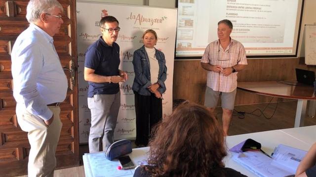 Visita del vicepresidente de la Diputación de Toledo, Fernando Muñoz, y el alcalde de Illescas, José Manuel Tofiño, al alumnado y equipo profesional que lo conforman del Programa Recual