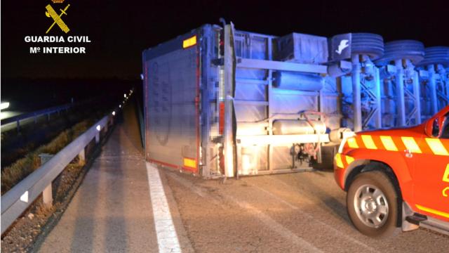 El camión volcó en la A-4 y provocó el corte total de la autovía en sentido hacia Madrid.