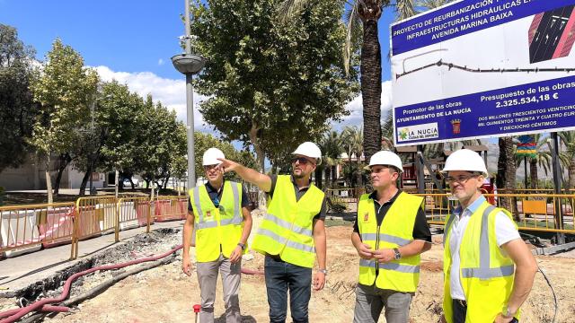 El alcalde Bernabé Cano, segundo derecha, durante la visita a las obras de la avenida Marina Baixa.