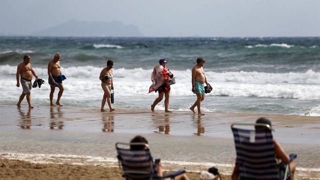 Varias personas pasean por playa de San Juan, el pasado fin de semana.